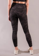 Cargar imagen en el visor de la galería, Camouflage Smooth Leggings - Kila Activewear
